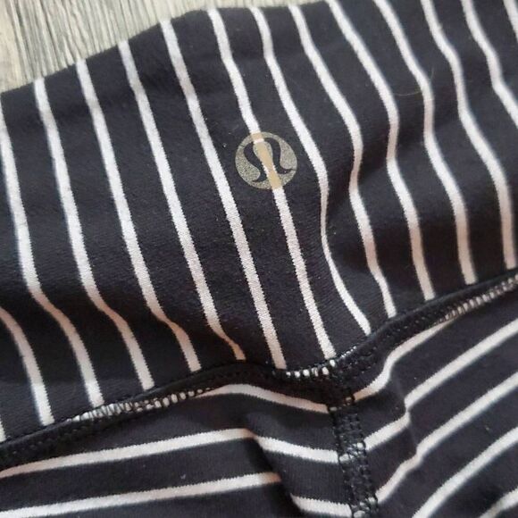 Lululemon Women's Wunder Under Crop‎ Black White Parallel Stripe Legging Size 6 - Picture 4 of 6